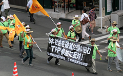 ひときわ目立つ広島県の横断幕を掲げ都内を行進
