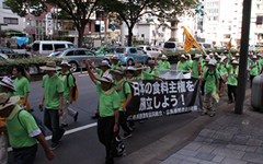 拳を上げ、声を張り上げる広島デモ隊